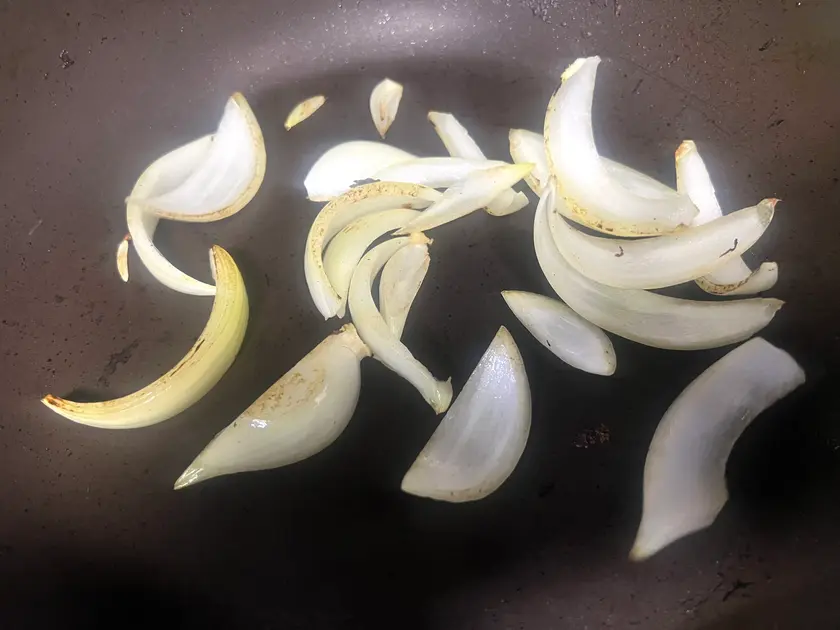 玉ねぎを炒め、少し焼き色をつける