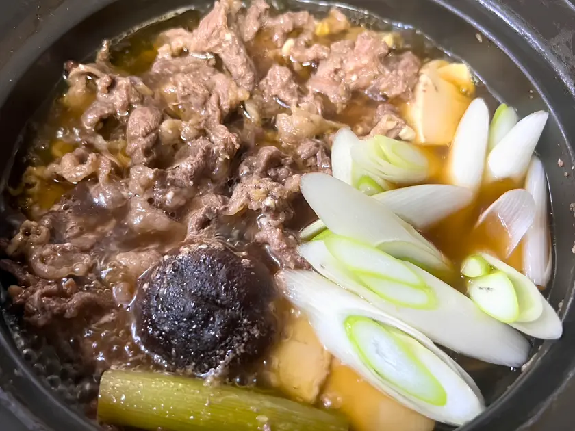 沸いてきたら牛肉をほぐし、ふたをして弱火で15分煮る