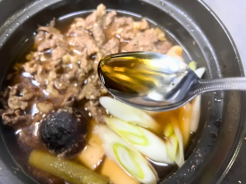 長ねぎを加えた後3分ほど煮て、仕上げにごま油と花椒を