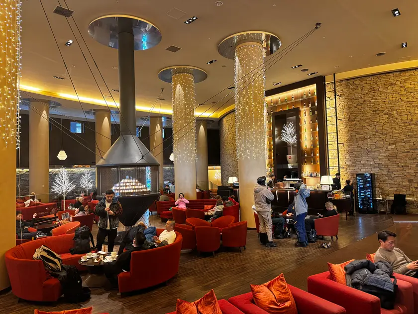 ヒルトンニセコビレッジ1階のバー＆ラウンジ「ザ・フレイム」にやってきました。