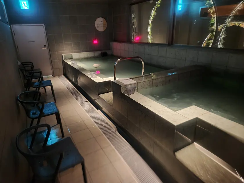 手前が水風呂、奥がハーブ風呂