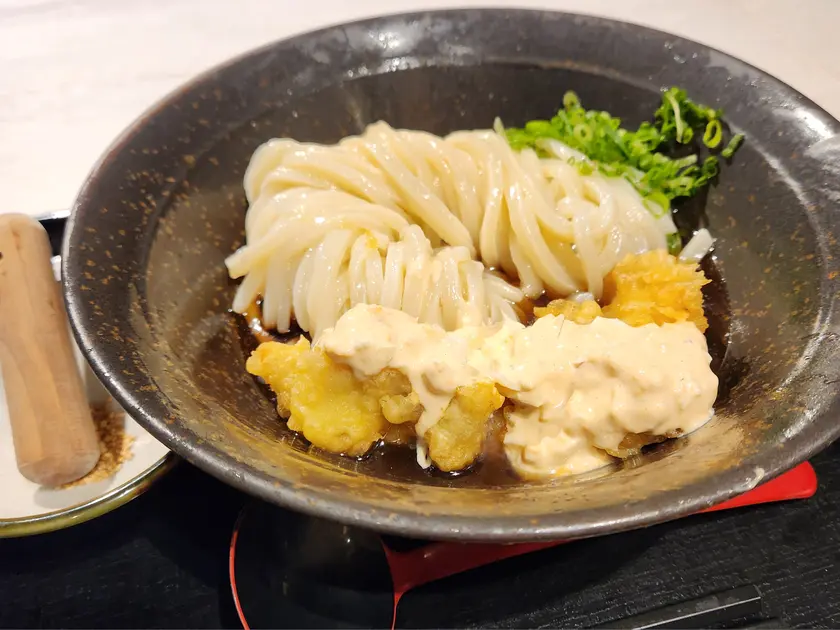 筆者は生ビールでのどを潤した後、山下本気うどんをいただきました