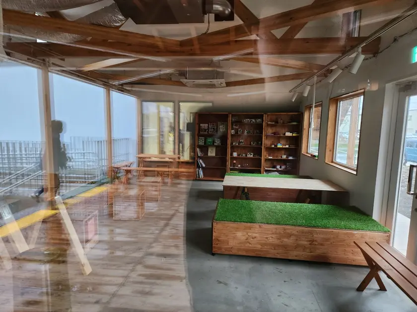 「学びのかまくら」には絵本や知育玩具などが置いてありました