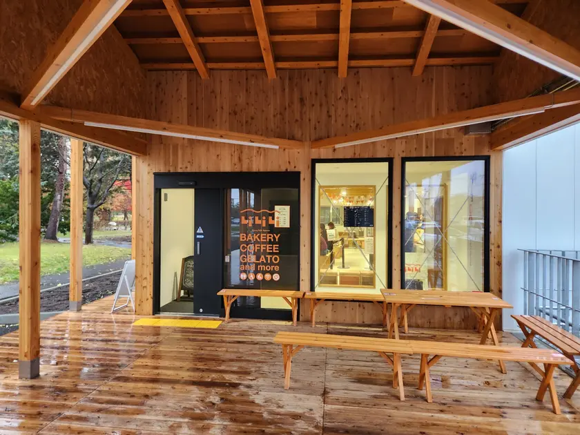 駐車場から見て左の「カフェ」