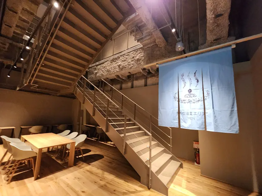 男性お風呂＆サウナへ向かう階段