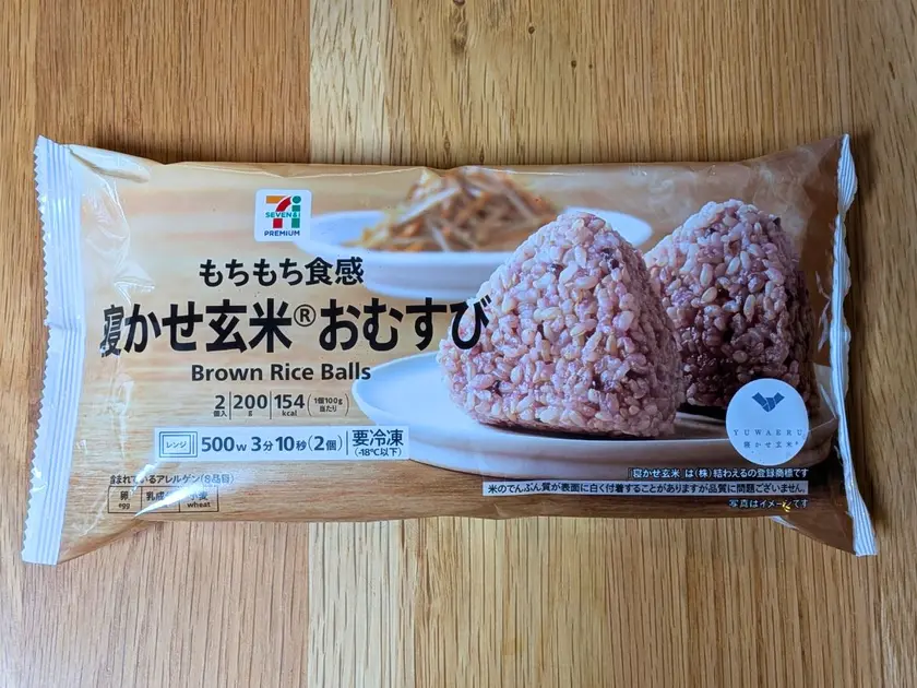 セブンプレミアム　もちもち食感寝かせ玄米おむすびパッケージ表面