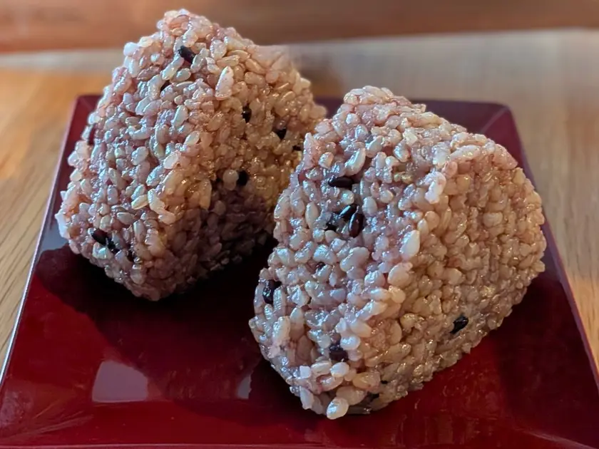 加熱済み寝かせ玄米おむすび2つ