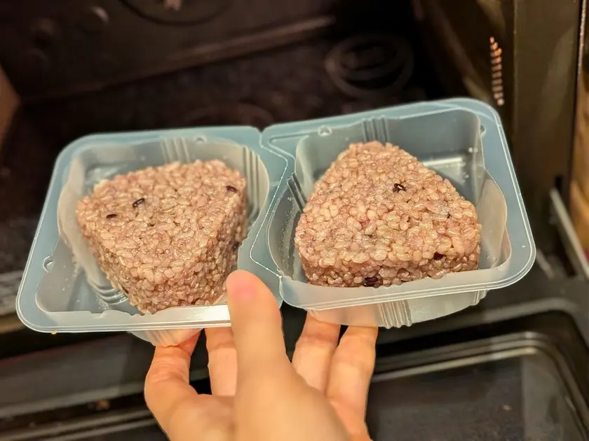 レンジで温めた寝かせ玄米おむすび
