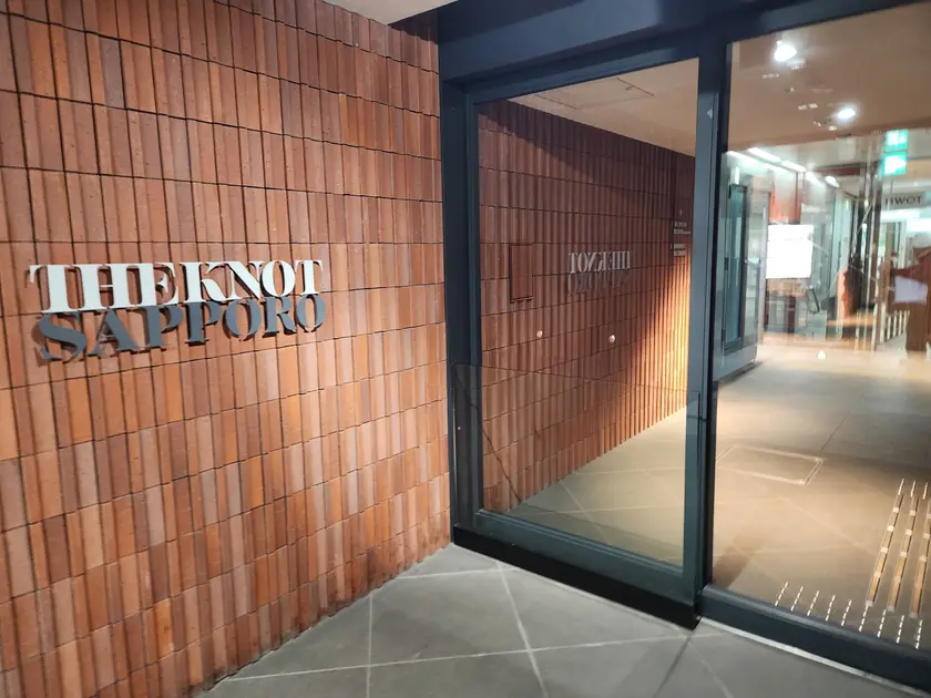 シックな雰囲気の地下入り口