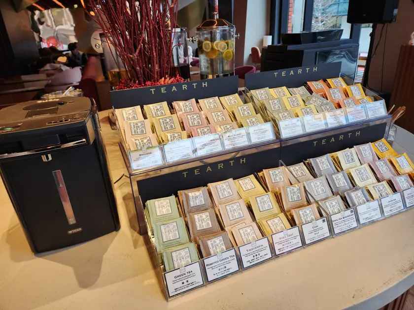 20種類の紅茶がずらりと並ぶ