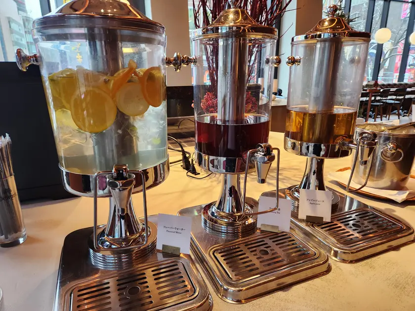 ソフトドリンクはフレーバーウォーター、ウーロン茶、アップルジュース