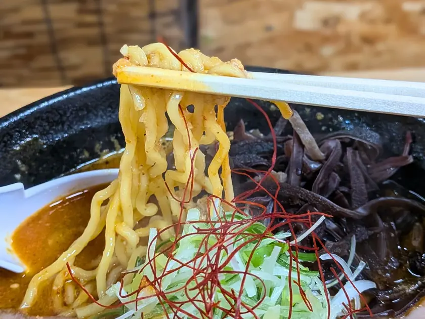 円山嬉の辛みそラーメン　中太麺