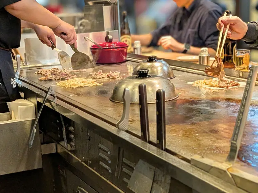 村はし　鉄板ジンギスカン調理風景