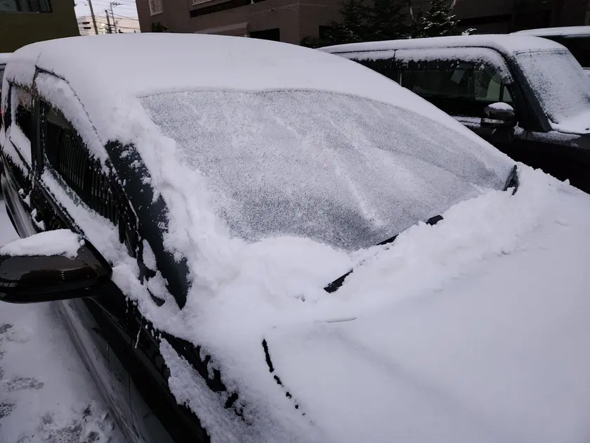 雪かきしてもフロントガラスにガチガチに付いた氷
