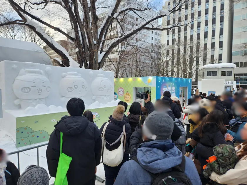 雪像前は撮影したい人でたくさん