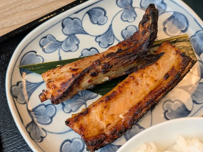 うおなみ定食メイン・鮭ハラス焼き