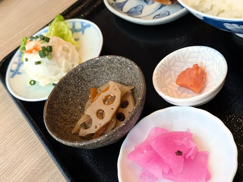 うおなみ定食の小鉢