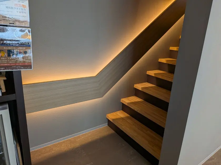 うおなみ食堂店内階段