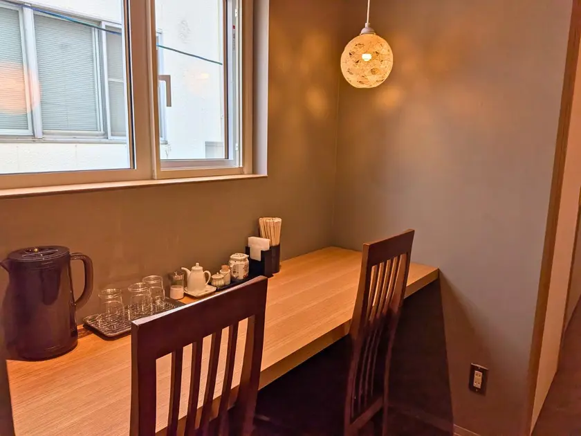 うおなみ食堂2階客席カウンター