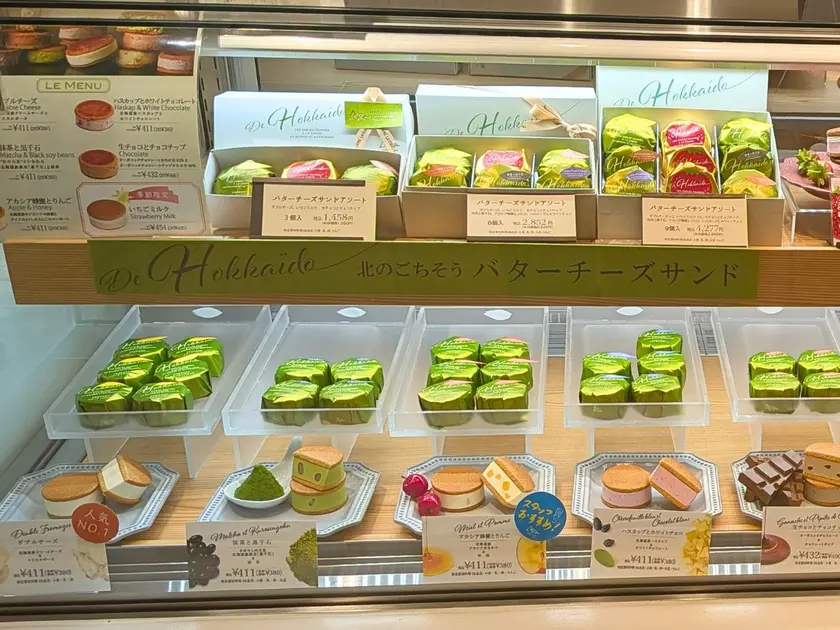 札幌丸井今井店のショーケースに並ぶフェルム ラ・テール美瑛の「北のごちそうバターチーズサンド」