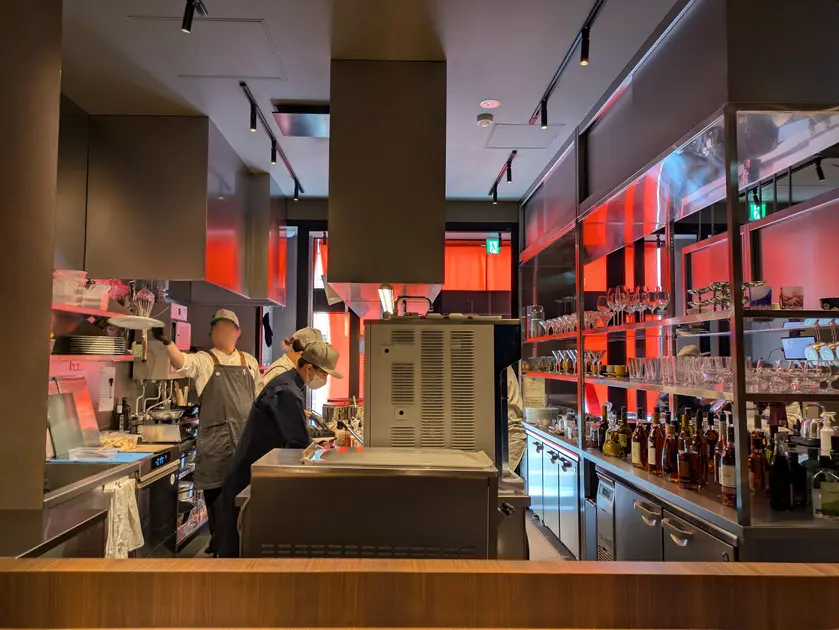 フルオープンキッチンで調理風景も楽しめます