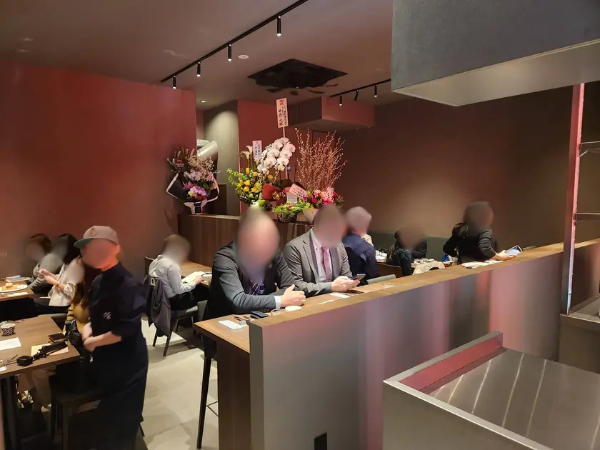 最大28席の店内は、天井が高く落ち着いた空間