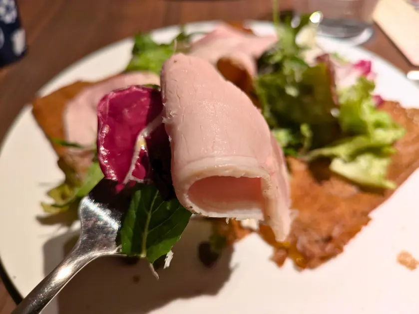 厚切りのハムで食べ応えがあります
