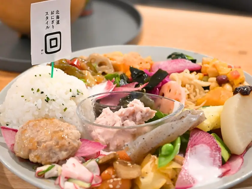 北海道おにぎりスタイル回の大人様ランチのアップ