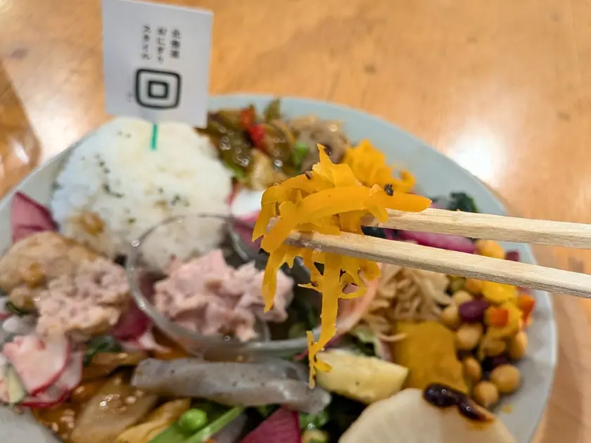 北海道おにぎりスタイル回の大人様ランチの人参ラペ