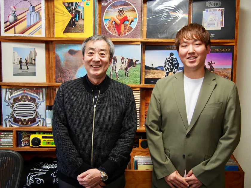 取材は山本さんの膨大なレコードコレクションに囲まれた社長室にて