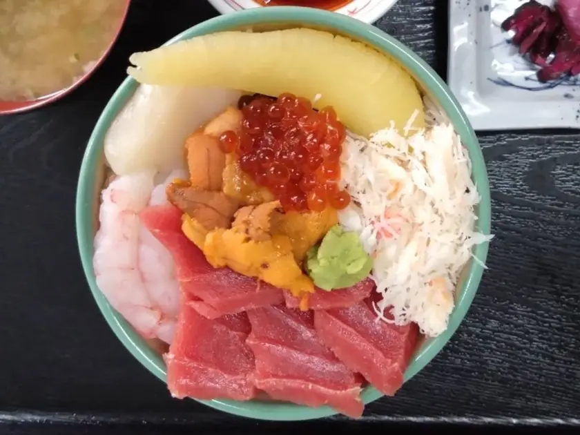新鮮な魚介類が同時に楽しめる「海鮮丼」​ ​