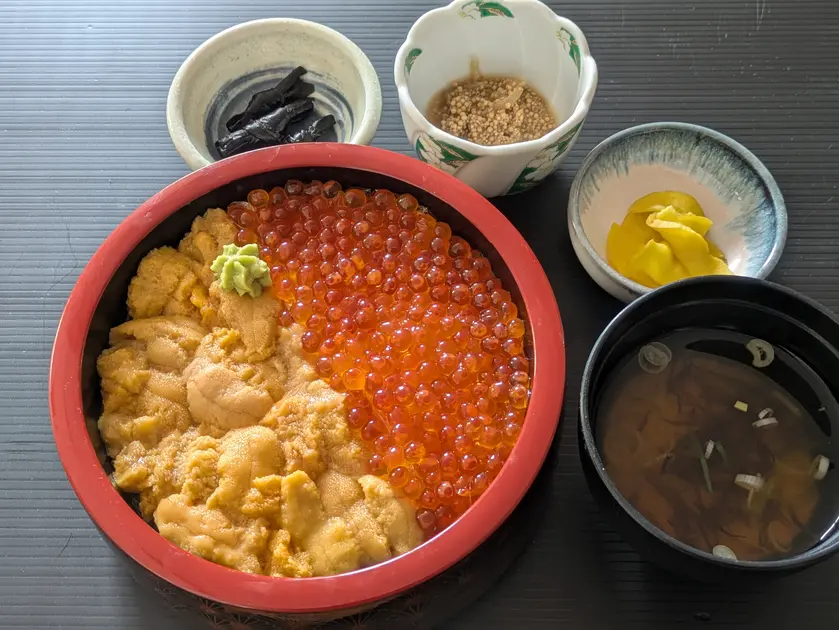 黄と赤のコントラストが美しい「二色丼」