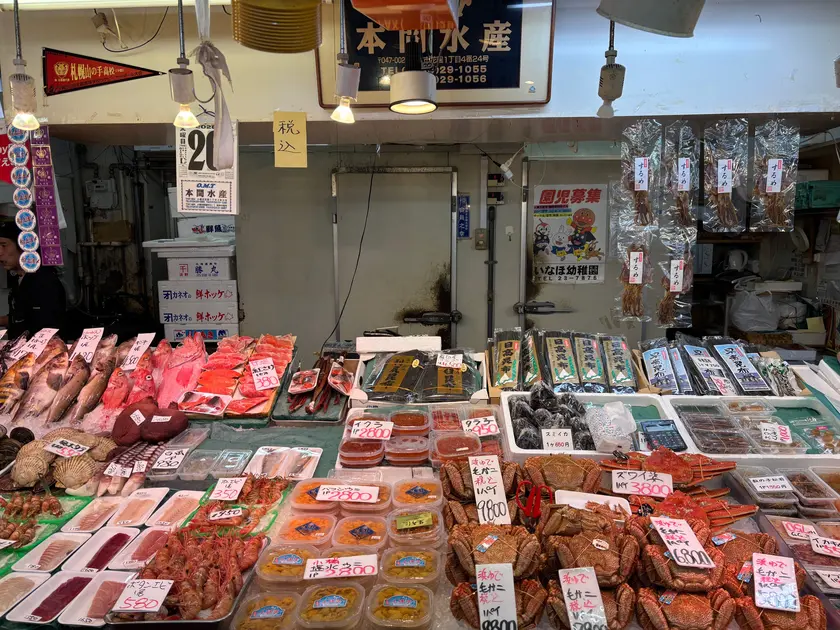 新鮮な魚介類が並ぶ店舗