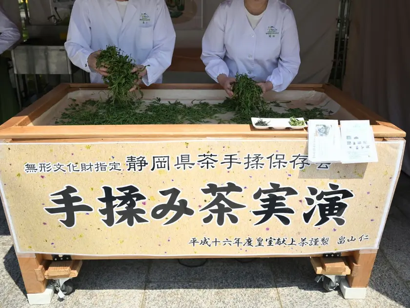 さっぽろライラックまつり5丁目手摘み茶実演コーナー