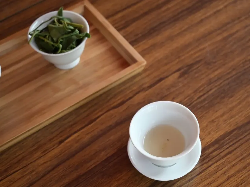 らいらっく茶屋手摘み茶一煎目