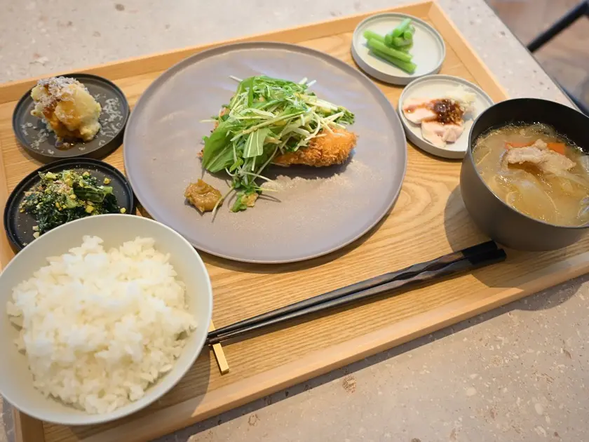 ハッコーアンドのランチ定食