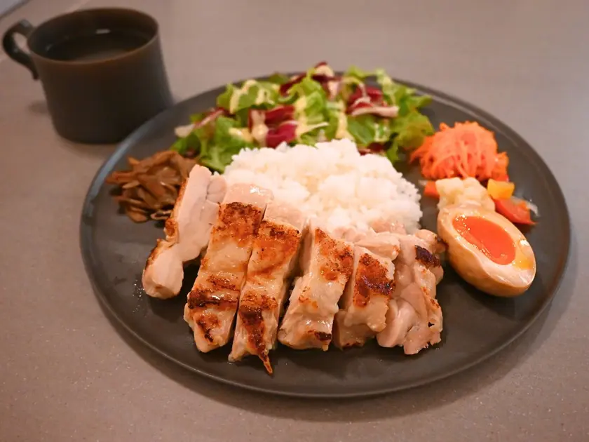 かっちゃんがみんなの健康を考えて作る料理店のチキンステーキ
