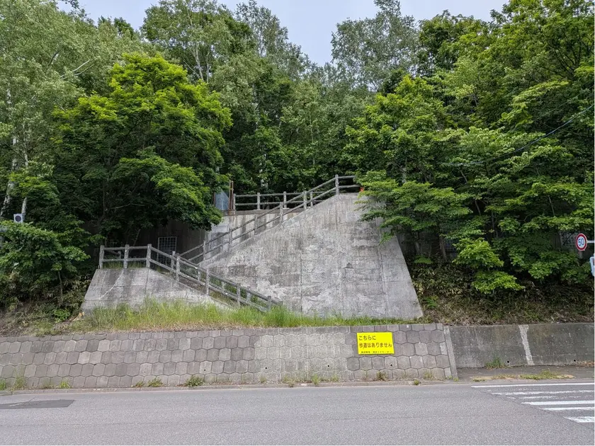 真駒内駅近くの山の遊歩道入り口