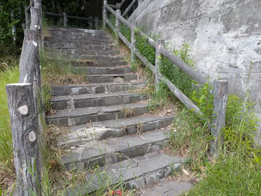 真駒内駅近くの山の遊歩道入り口2