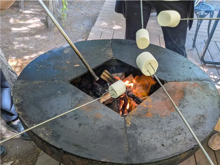 レストランmountainmanの枝マシュマロを焼く