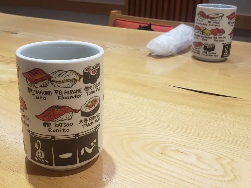 お店の名前入り湯呑茶碗と厚みのあるお手拭きが嬉しい