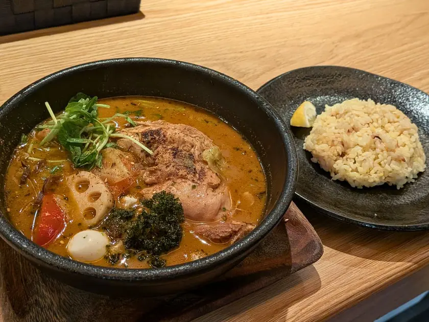 スープカレーGARAKUのやわらかチキンレッグと野菜