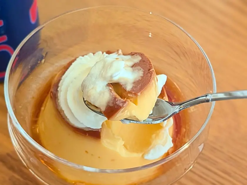 喫茶ブルーバードのプリンをスプーンですくう