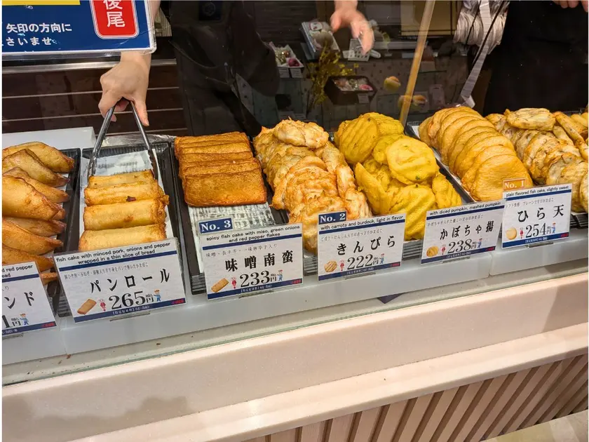 かま栄三越店ショーケース