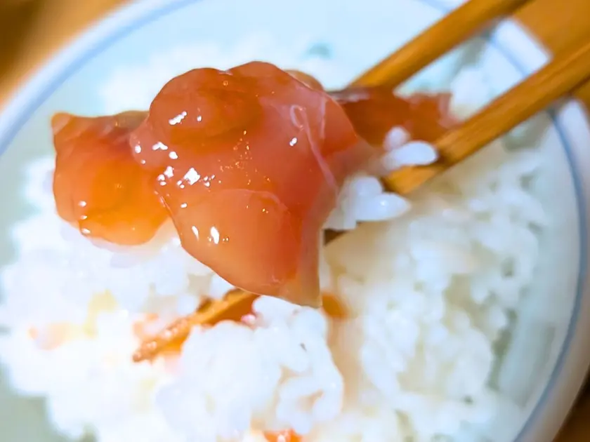 佐藤水産の鮭ルイベ漬をご飯にのせて食べる