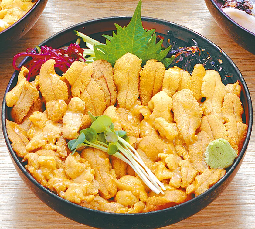 生ウニちらし