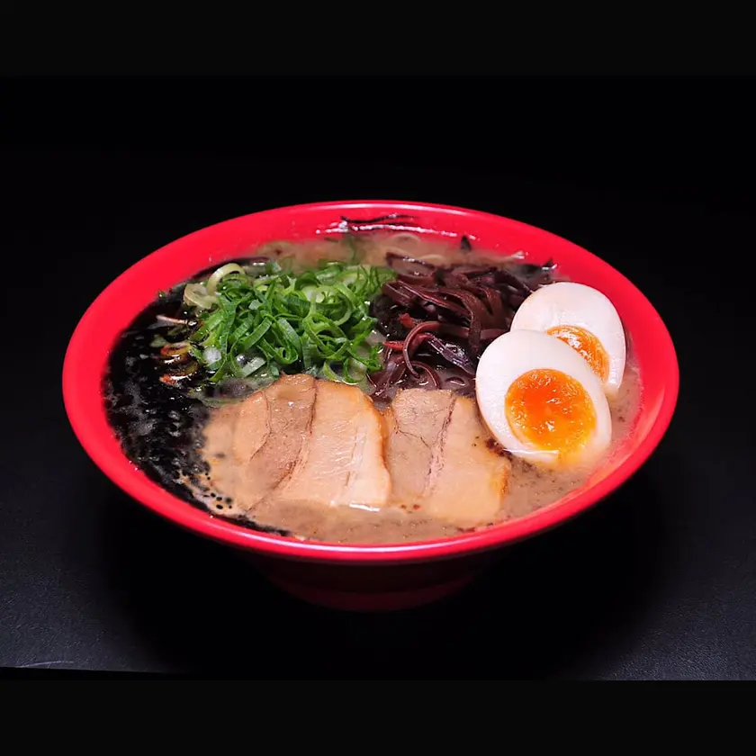 特製マー油が入った、博多新風「黒とんこつ」